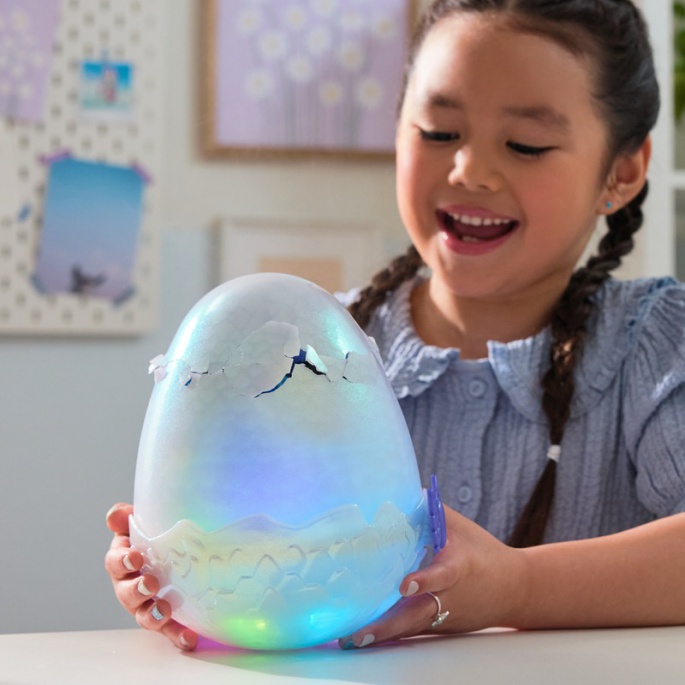 Hatchimals je interaktivna životinja zmaj koja se voli maziti.