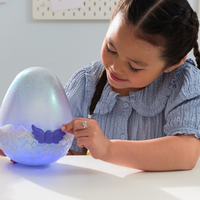 Hatchimals je interaktivna životinja zmaj koja se voli maziti.