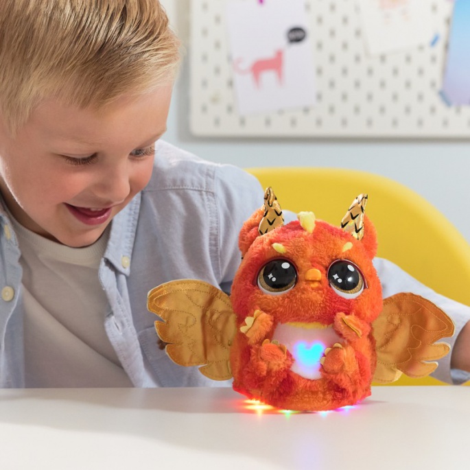 Hatchimals je interaktivna životinja zmaj koja se voli maziti.