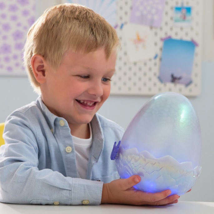 Hatchimals je interaktivna životinja zmaj koja se voli maziti.