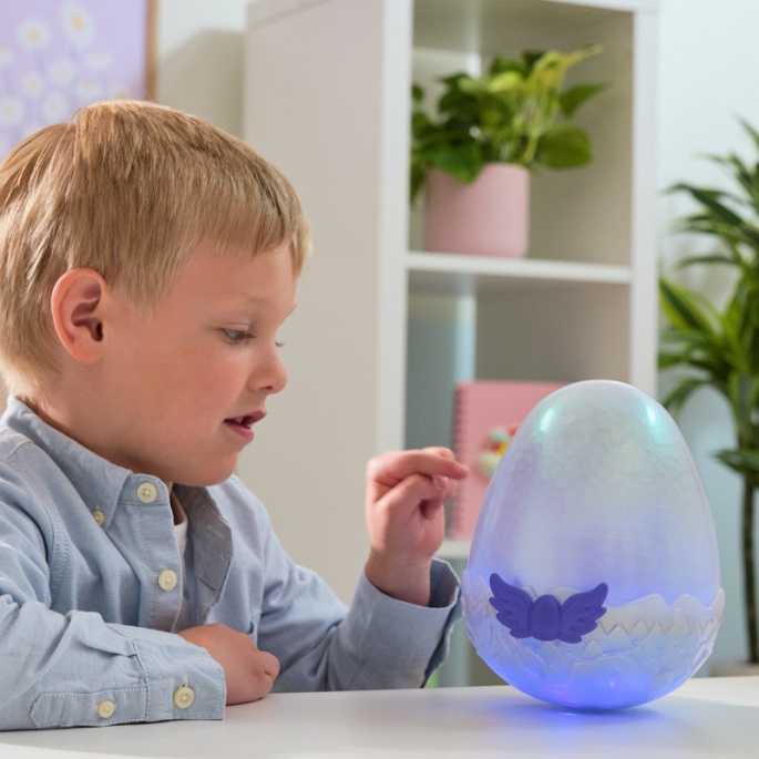 Hatchimals je interaktivna životinja zmaj koja se voli maziti.