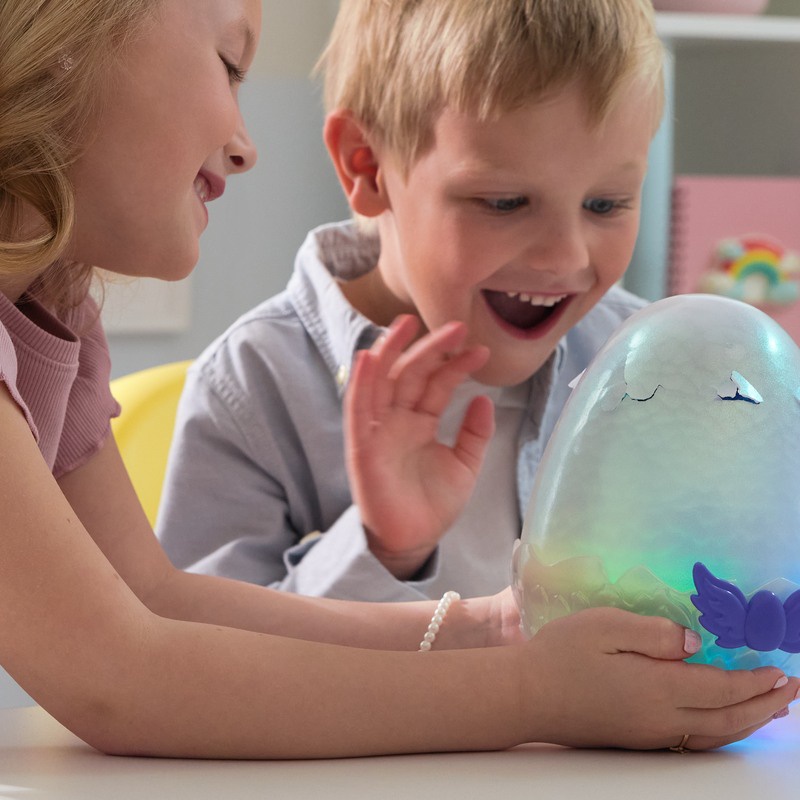 Hatchimals je interaktivna životinja zmaj koja se voli maziti.