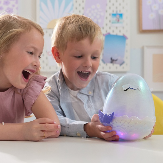 Hatchimals je interaktivna životinja zmaj koja se voli maziti.