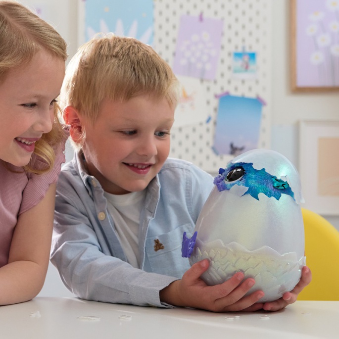 Hatchimals je interaktivna životinja zmaj koja se voli maziti.