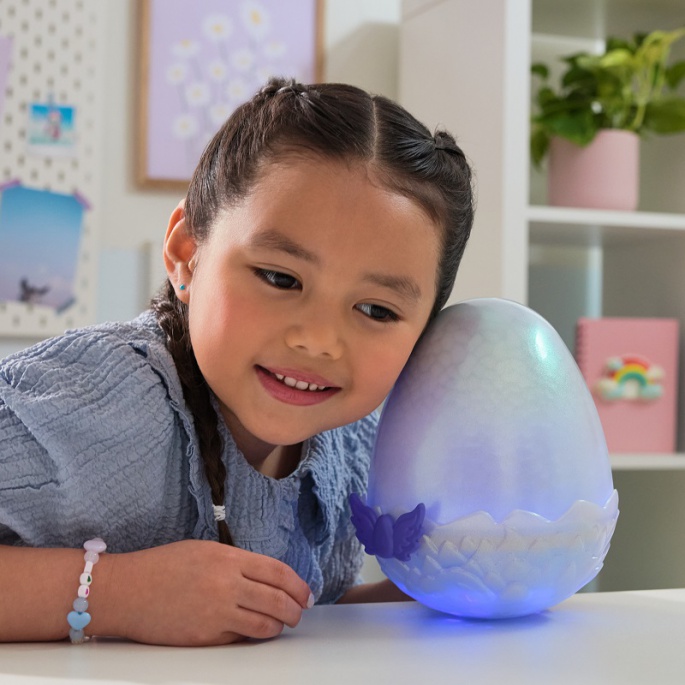 Hatchimals je interaktivna životinja zmaj koja se voli maziti.