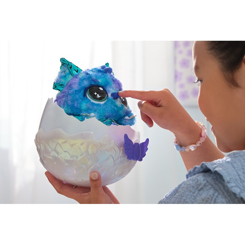 Hatchimals je interaktivna životinja zmaj koja se voli maziti.