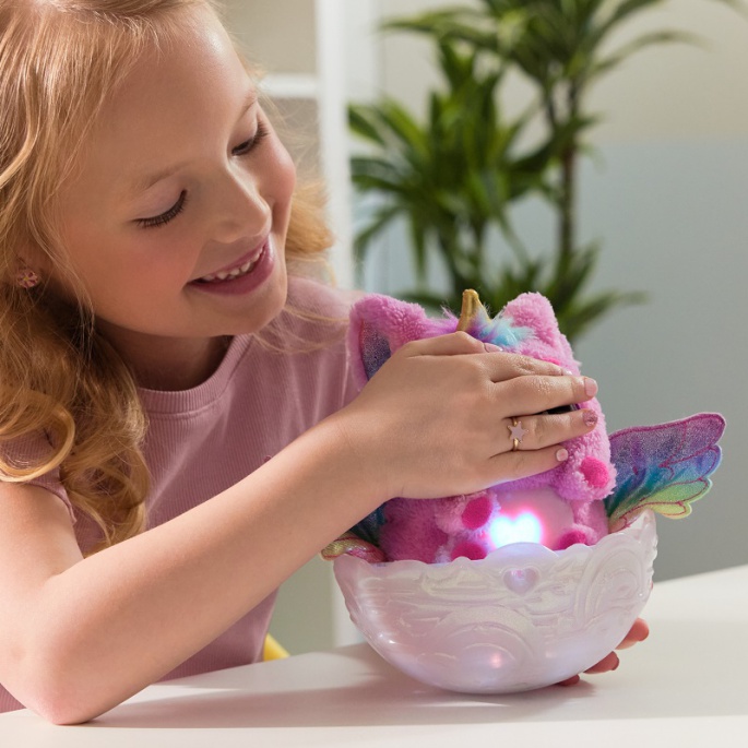 Hatchimals je interaktivna životinja jednorog koja se voli maziti.