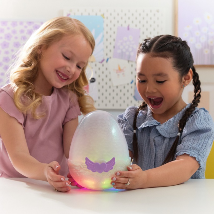 Hatchimals je interaktivna životinja jednorog koja se voli maziti.