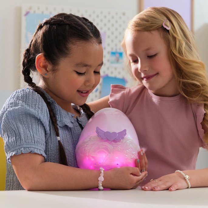 Hatchimals je interaktivna životinja jednorog koja se voli maziti.
