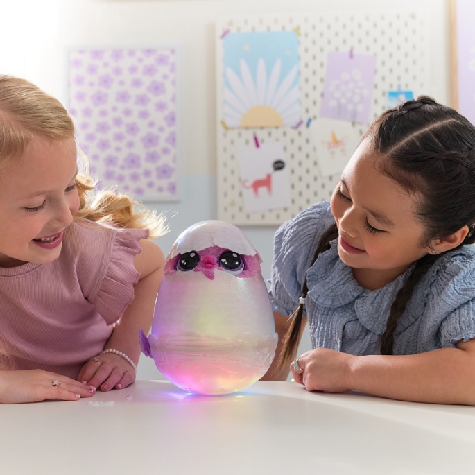 Hatchimals je interaktivna životinja jednorog koja se voli maziti.