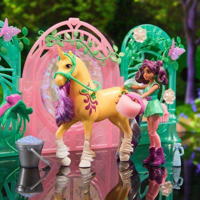 Unicorn Academy mala štala s lutkom Ava i jednorogom Leaf koji mijenja boje