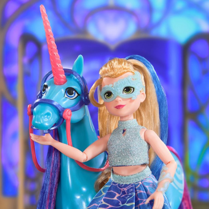 Povoljni set: Unicorn Academy deluxe lutka Isabel 24 cm + ogrlica s prstenom