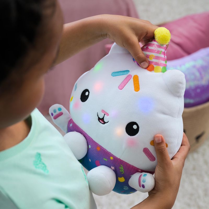 Povoljni set: Gabby’s Dollhouse Cakey pliš s zvukovima + Mercat pliš funkcijom