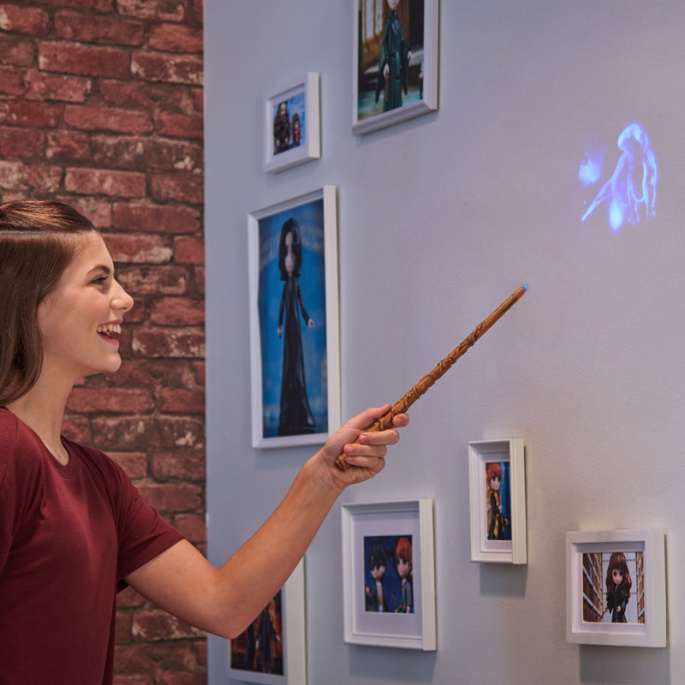 Harry Potter čarobni štapić s projekcijom patrona na zid Hermione Granger