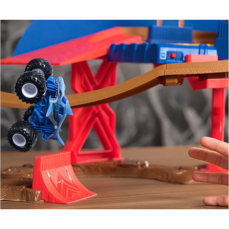 Monster Jam staza za Monster Kamione + 2 Monster Kamioni 1:64