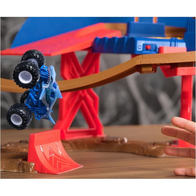 Monster Jam staza za Monster Kamione + 2 Monster Kamioni 1:64