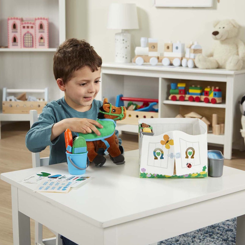 Melissa & Doug plišasti konj u štali Igrački set