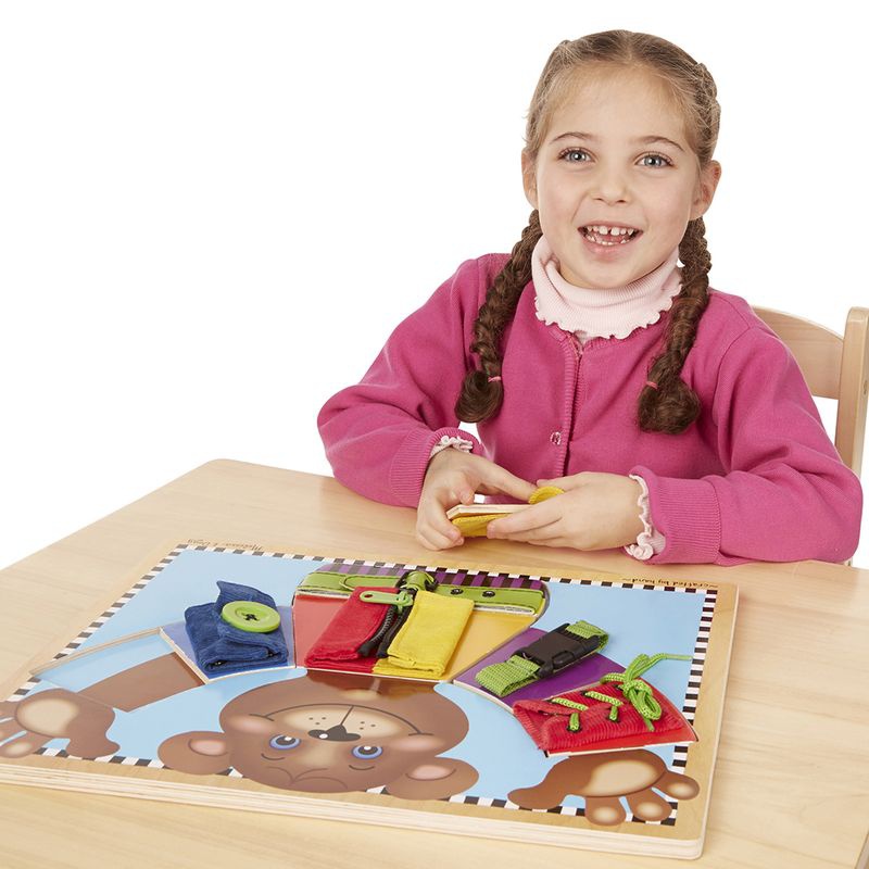 Melissa & Doug grundläggande påklädningsundervisning