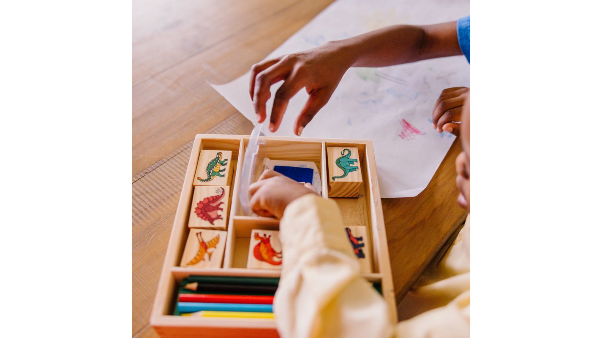 Melissa & Doug drevené pečiatky s umývateľnými farbami Dinosaury