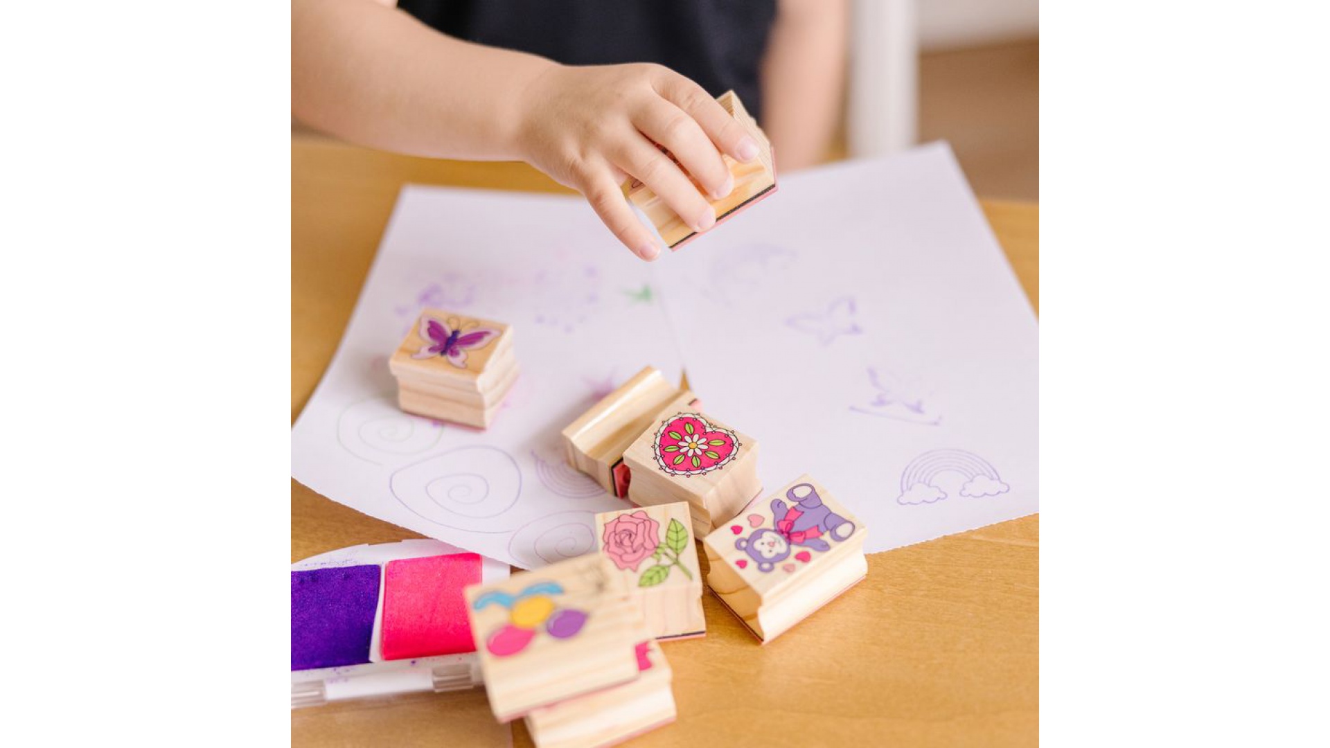 Melissa & Doug drevené pečiatky s umývateľnými farbami veselí priatelia