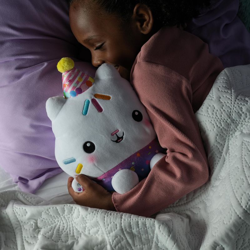 Prisvärt set: Gabbys dockhus mjukisdjur Cakey med ljud + mjukisdjur DJ Katt och Fisken