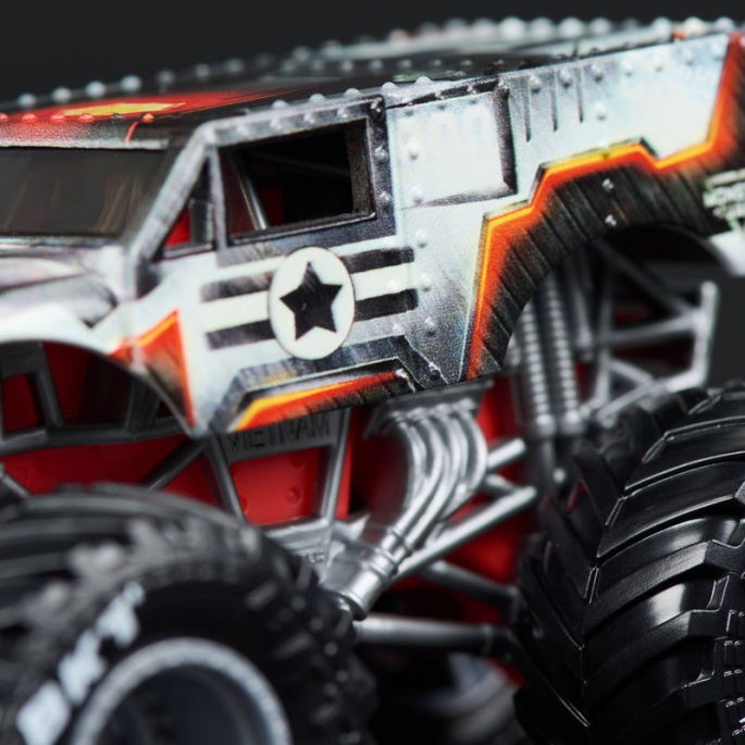 Monster Jam IronMan vs War Machine sada 2 Monster Trucků 1:64