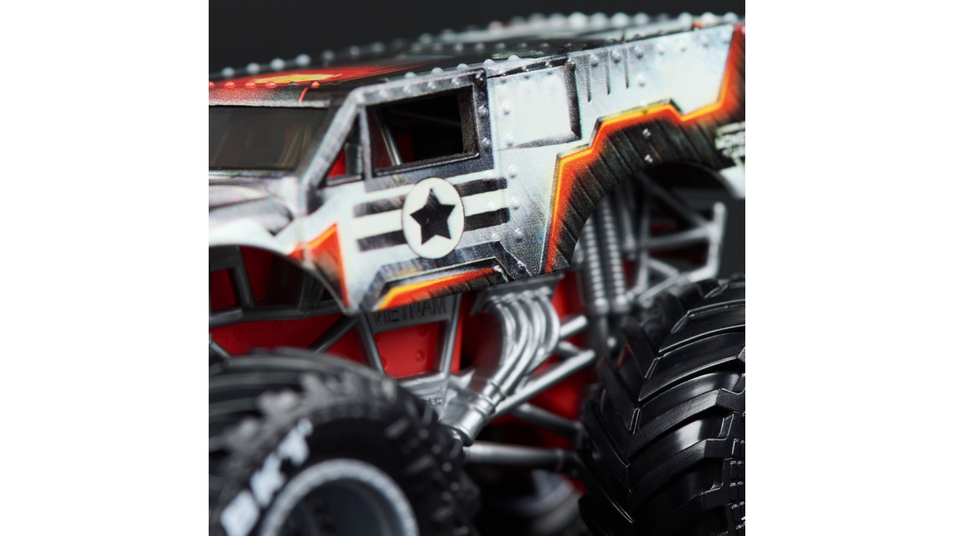 Monster Jam IronMan vs War Machine sada 2 Monster Truckov 1:64