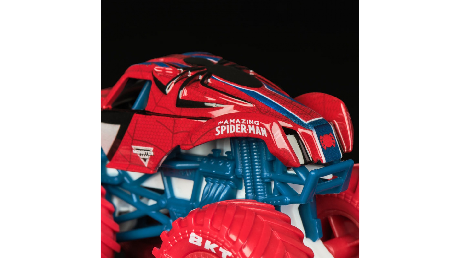 Monster Jam Superman vs Black Panther sada 2 Monster Truckov 1:64