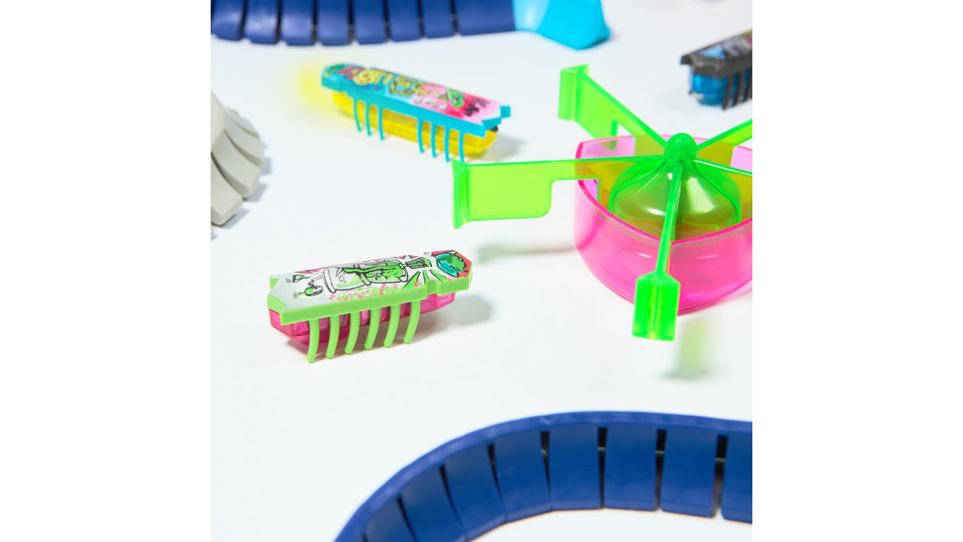 Hex Bots Nano Land sada 3 miniatúrnych robotických chrobákov a ich ihrisko