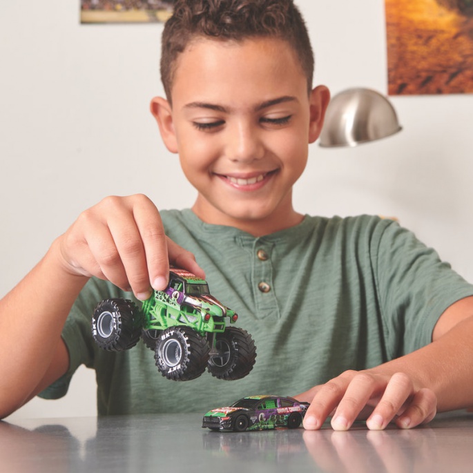 Monster Jam Grave Digger závodní auto a Monster Truck 1:64