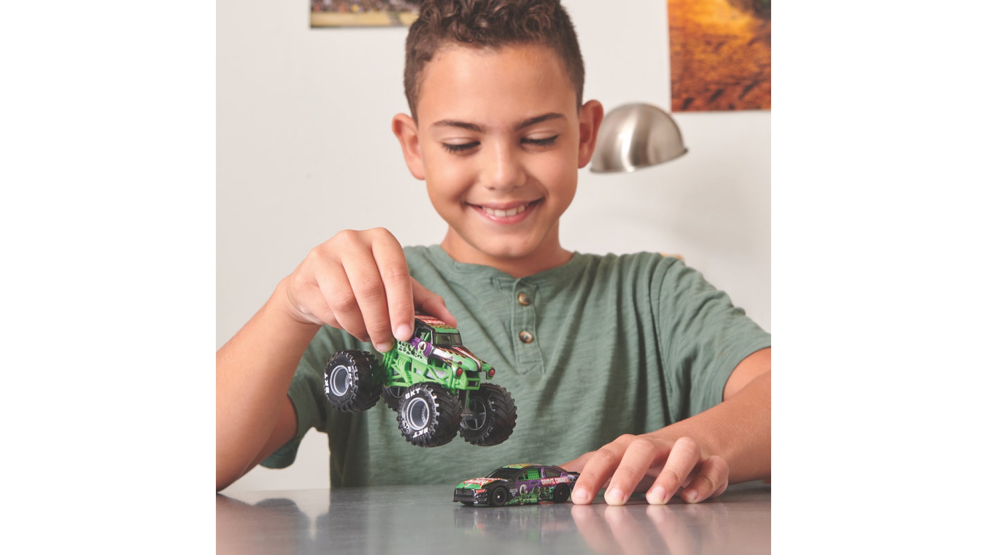 Monster Jam Grave Digger pretekárske auto a Monster Truck 1:64