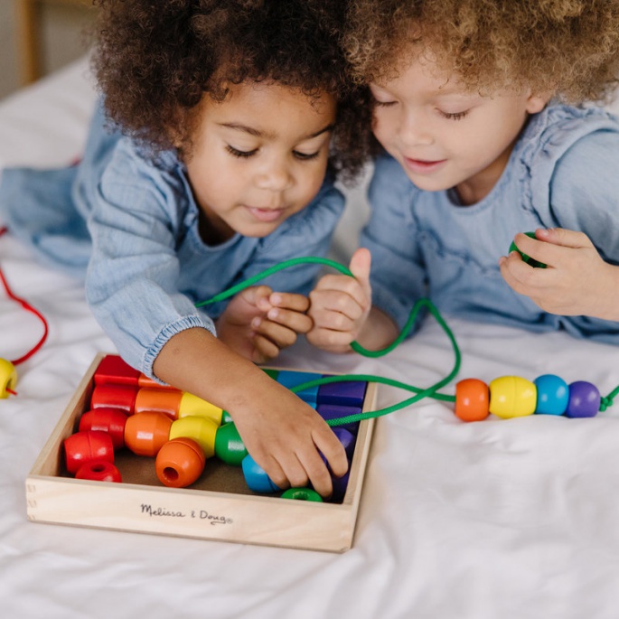 Melissa & Doug dřevěné navlékací korálky
