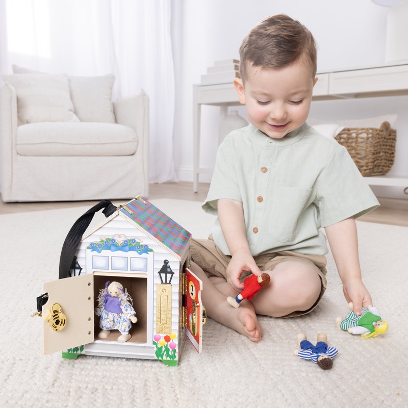 Melissa & Doug dřevěný domeček se zvonky a zámky