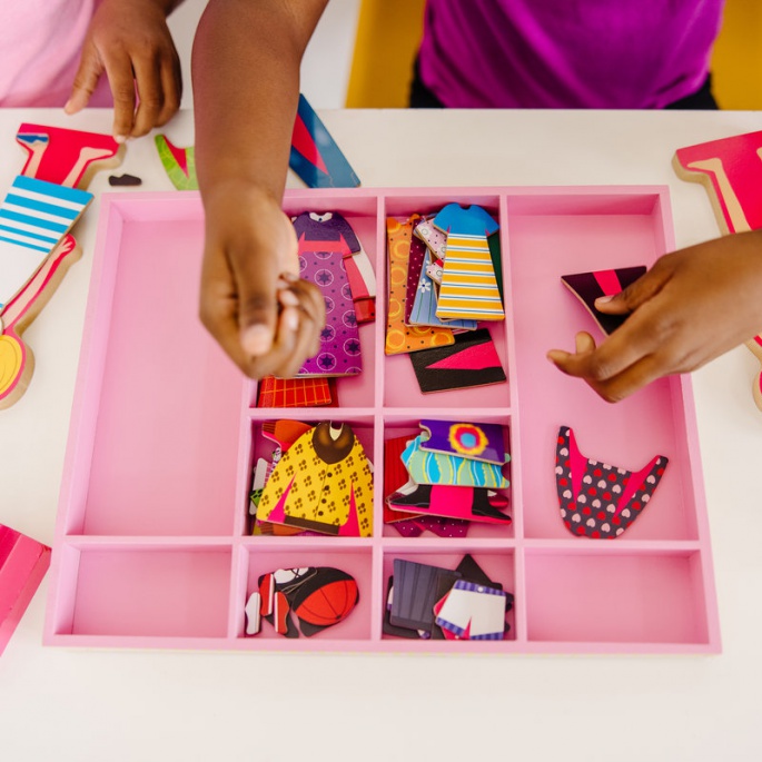 Melissa & Doug Abby & Emma dřevěné magnetické oblékání pro panenky