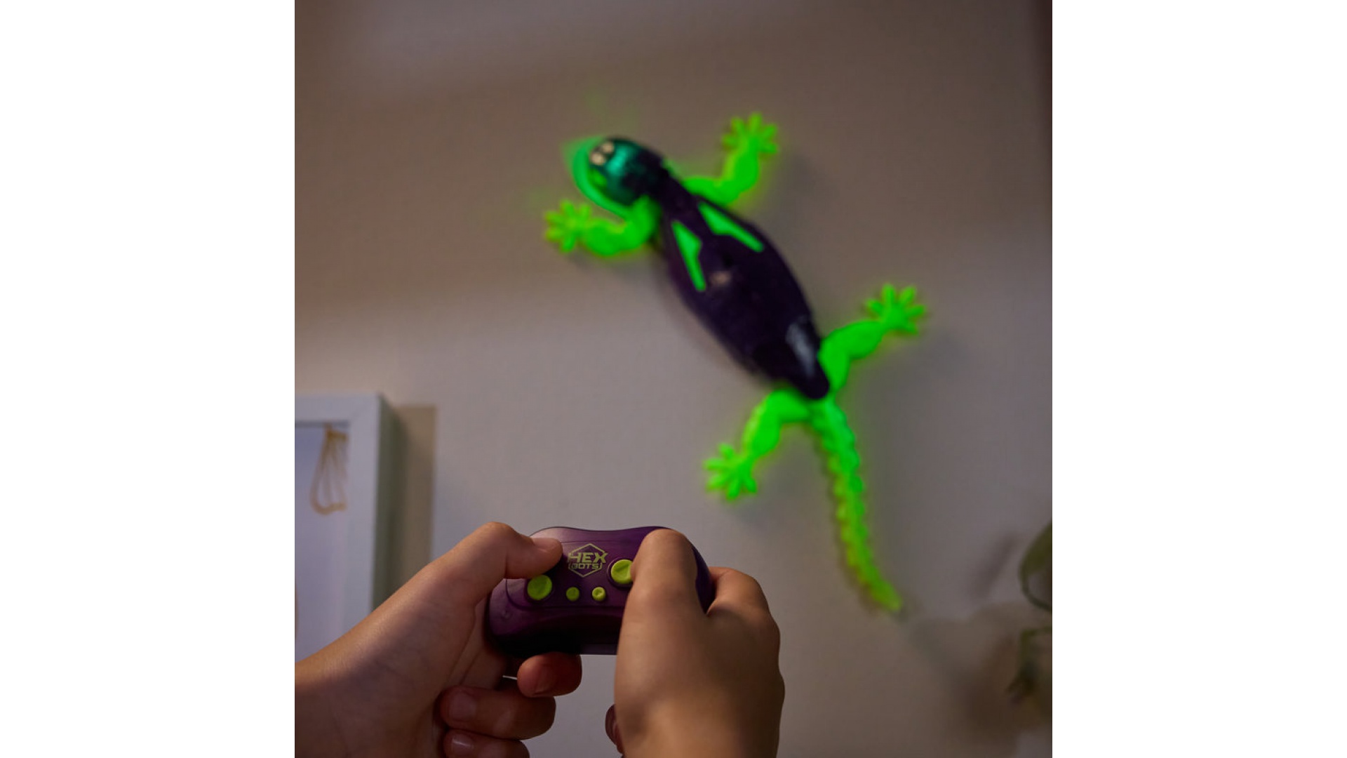 Hex Bots RC fosforeskujúci Geckon lezúci po stenách