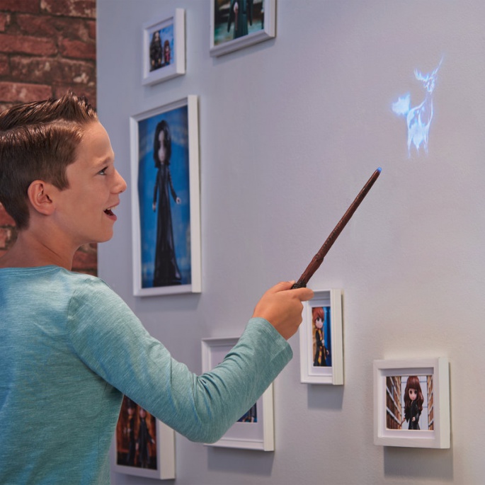Harry Potter kouzelnická hůlka s projekcí patrona na zeď Harry Potter