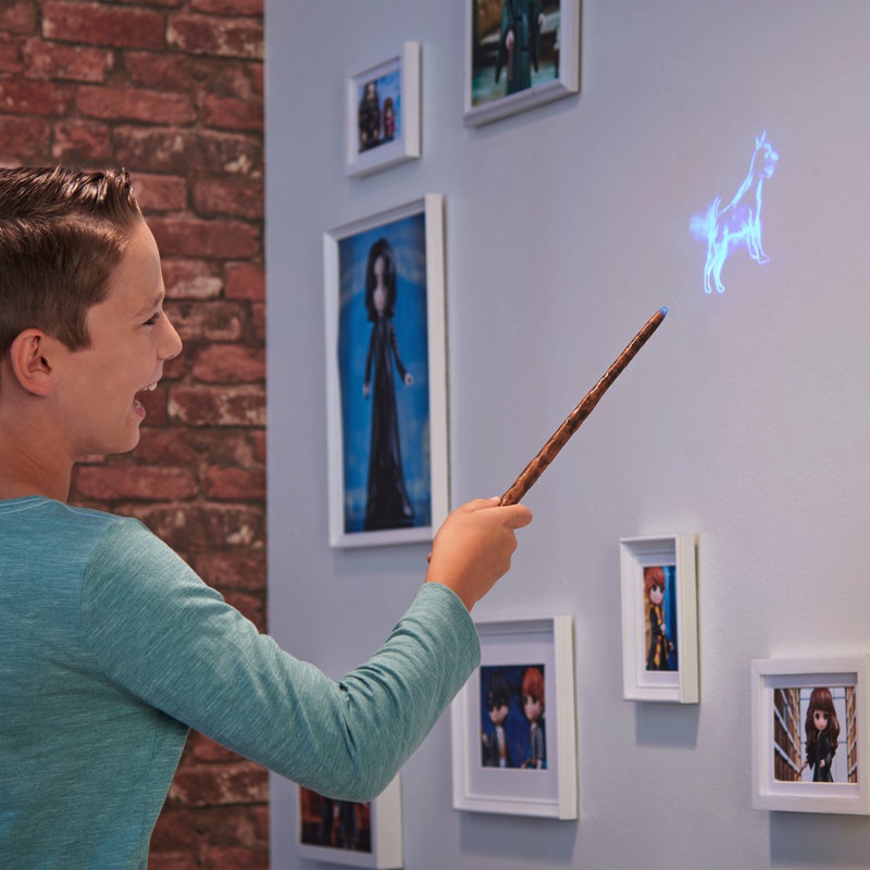 Harry Potter kouzelnická hůlka s projekcí patrona na zeď Ron Weasley