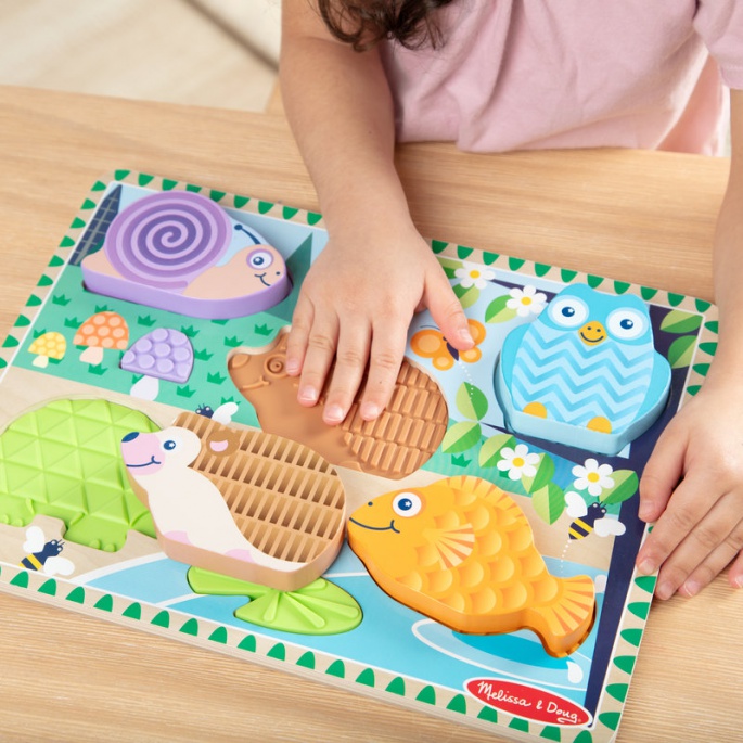 Melissa & Doug hölzerne Puzzle mit Tieren und deren fühlbarer Spur