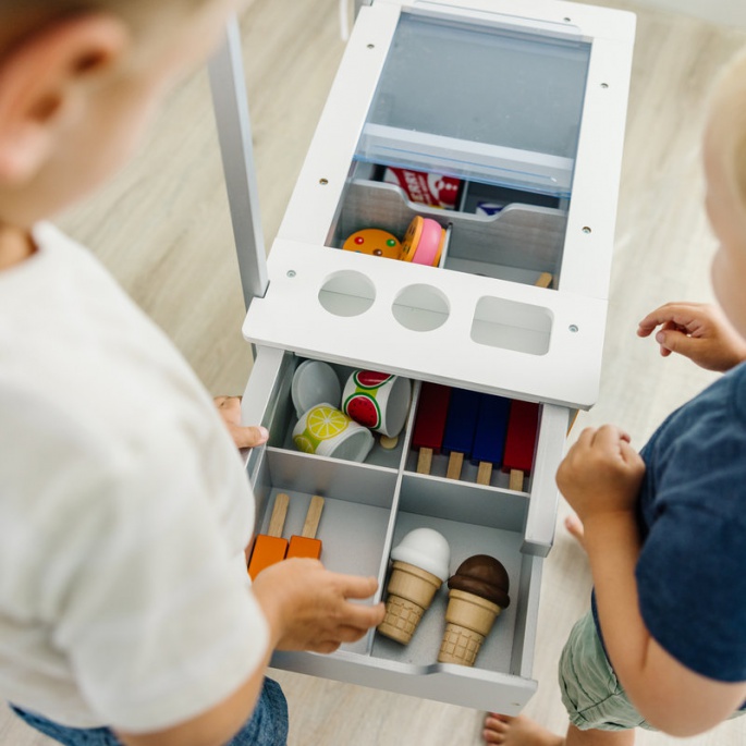 Melissa & Doug Lesene prodajni voziček s prigrizki in sladoledom