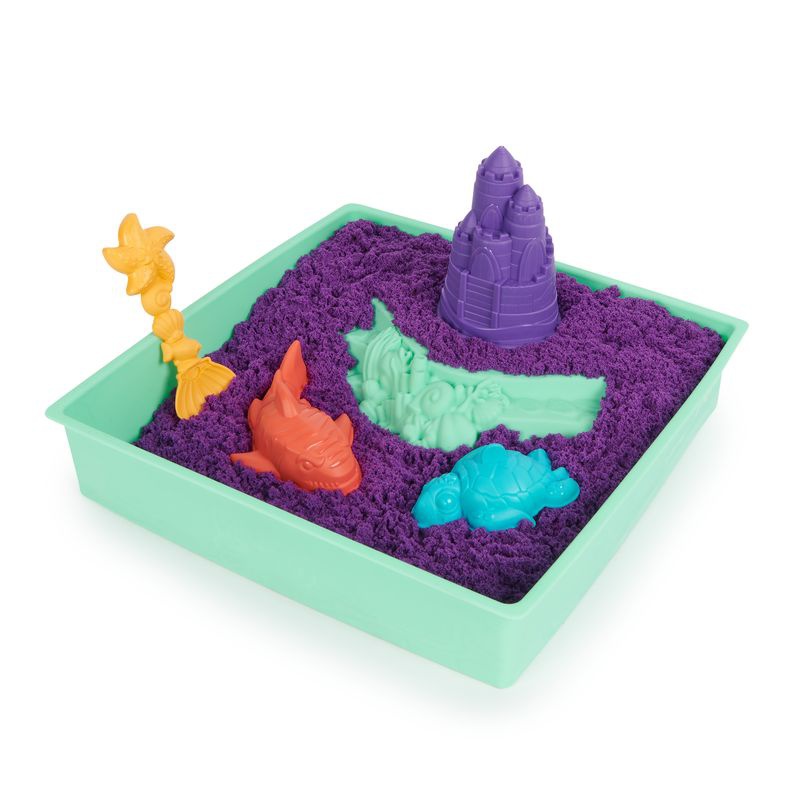 Kinetic Sand låda med flytande sand och underlägg lila
