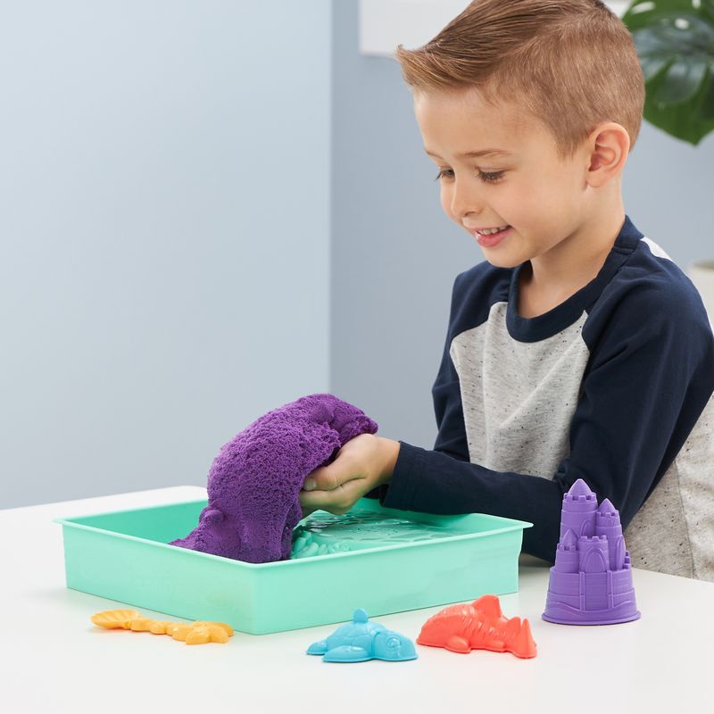 Kinetic Sand låda med flytande sand och underlägg lila