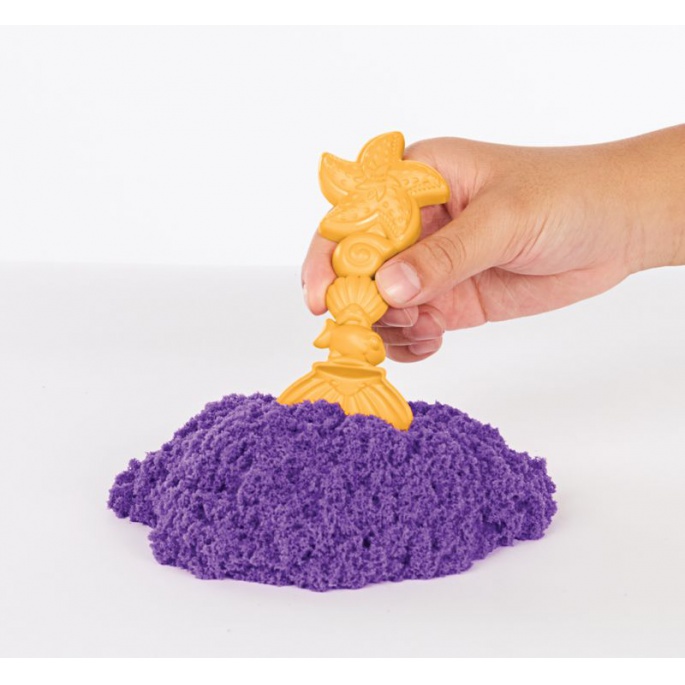 Kinetic Sand låda med flytande sand och underlägg lila