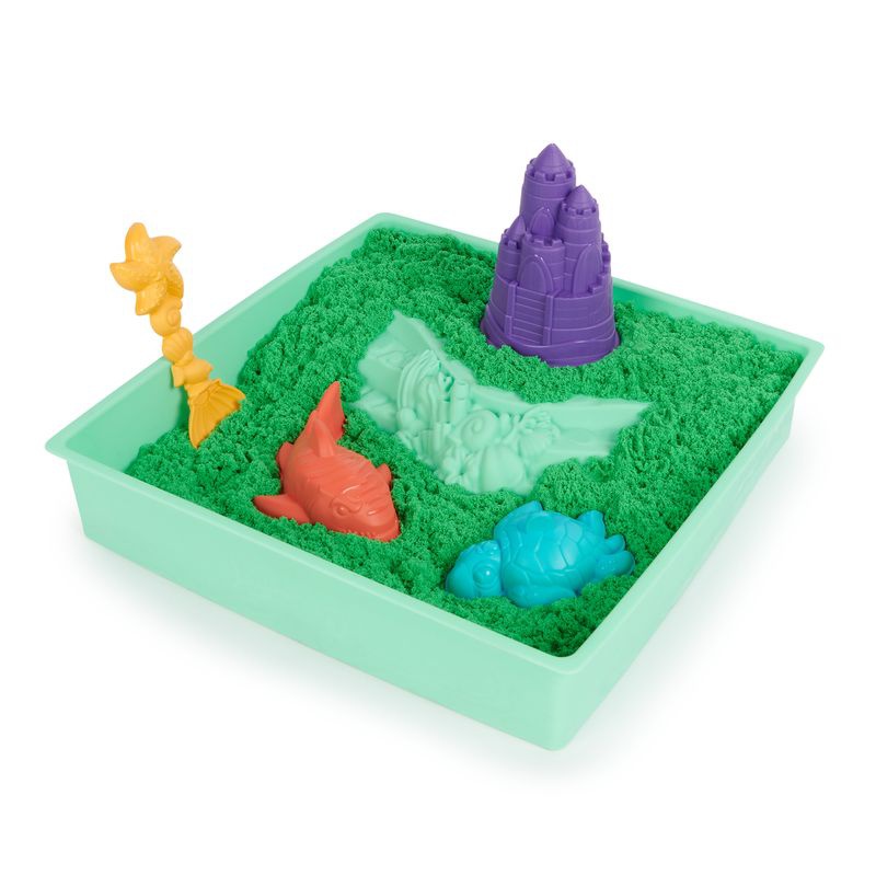 Kinetic Sand låda med flytande sand och grön underlägg