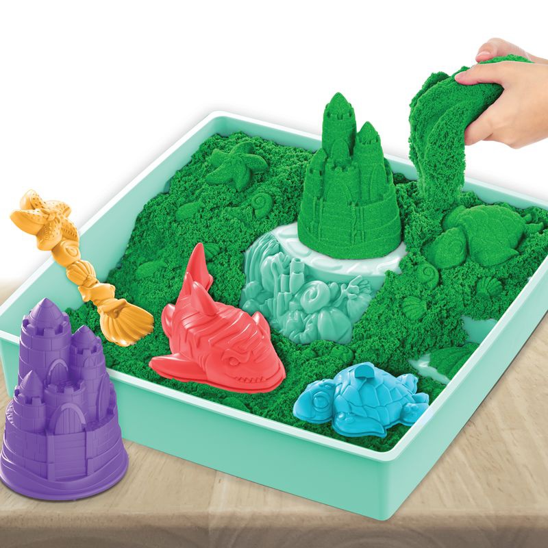 Kinetic Sand låda med flytande sand och grön underlägg
