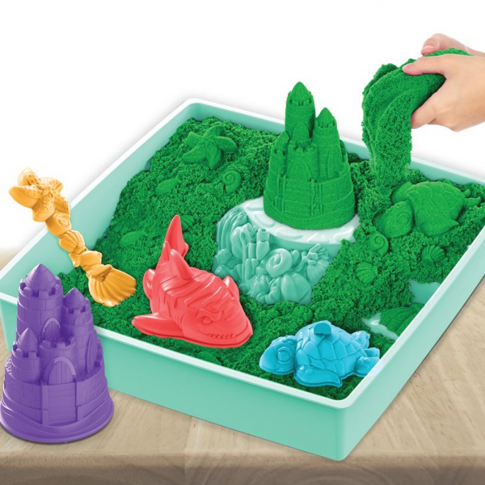Kinetic Sand låda med flytande sand och grön underlägg
