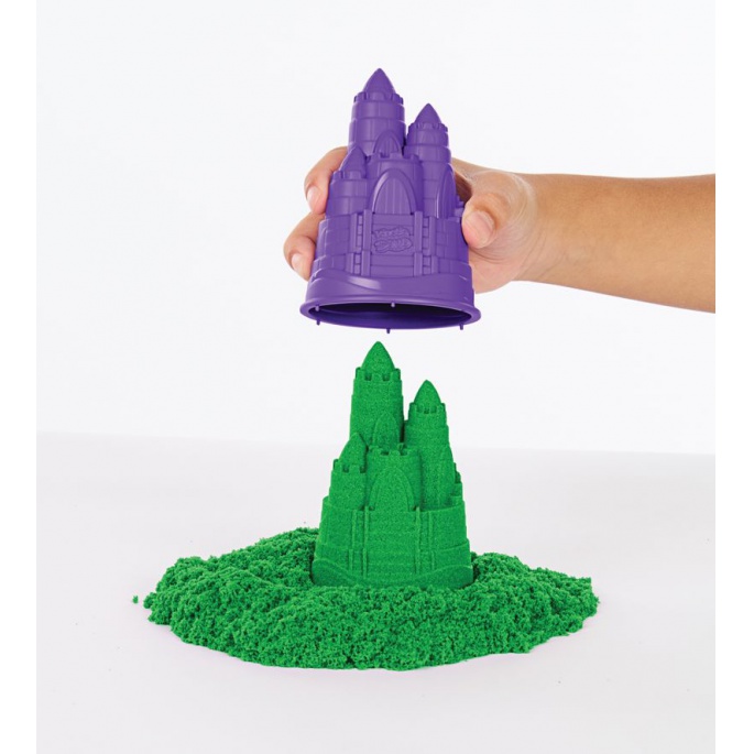 Kinetic Sand låda med flytande sand och grön underlägg