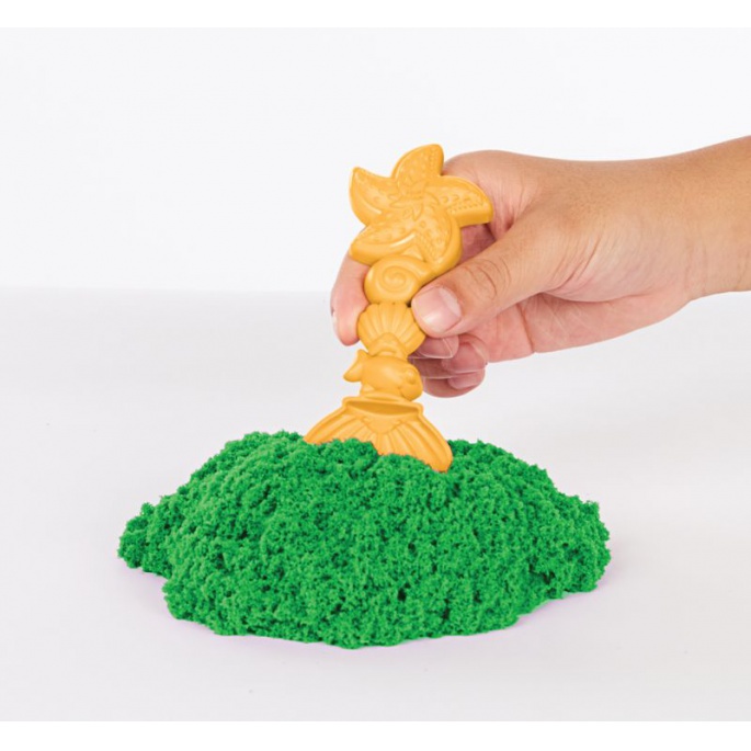 Kinetic Sand låda med flytande sand och grön underlägg