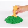 Kinetic Sand låda med flytande sand och grön underlägg
