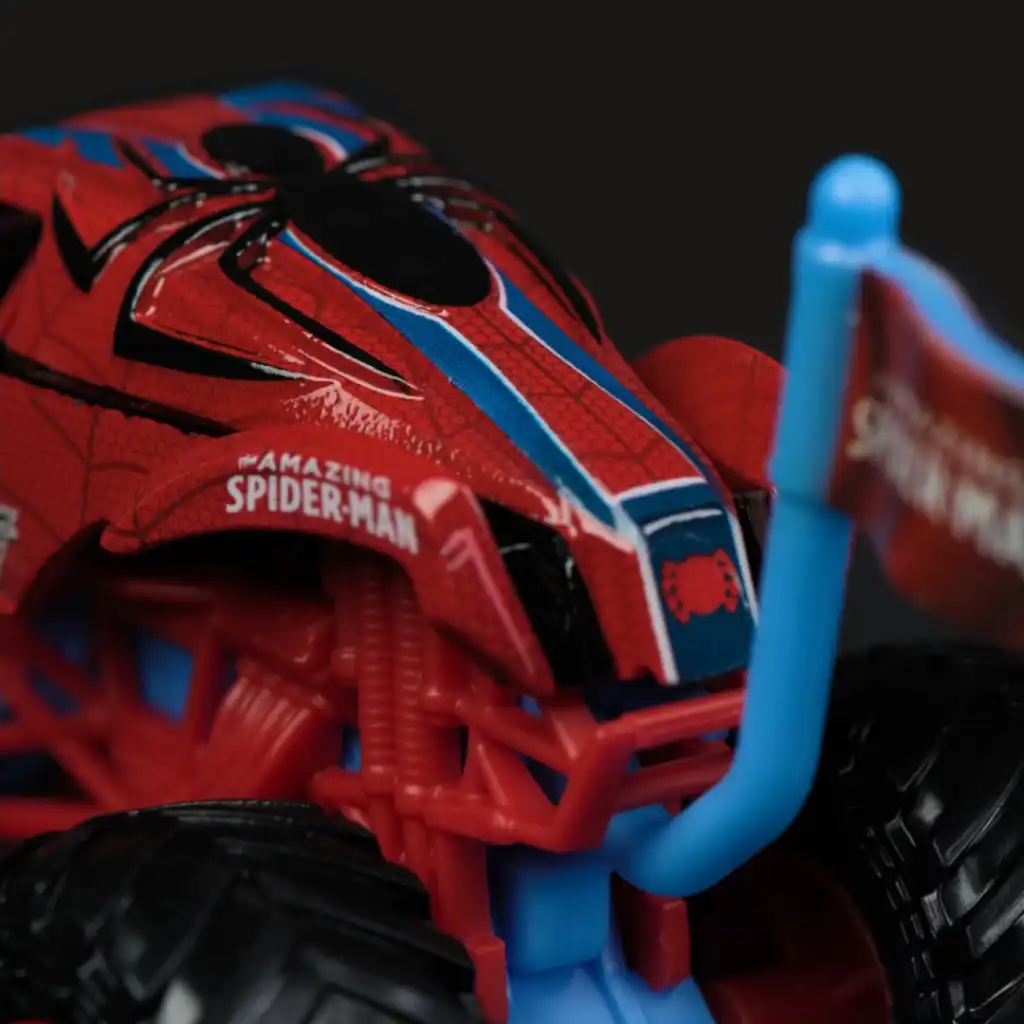 Stvorite vlastite epske scene s monster truckom Spider-Man.