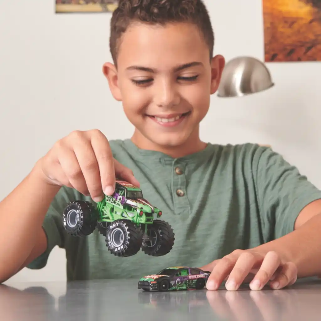 Beskrajna zabava u stvaranju vlastitih Monster Jam priča.